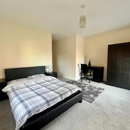 Spacious 2-Bedroom House With Free Parking ชาแธม ภายนอก รูปภาพ