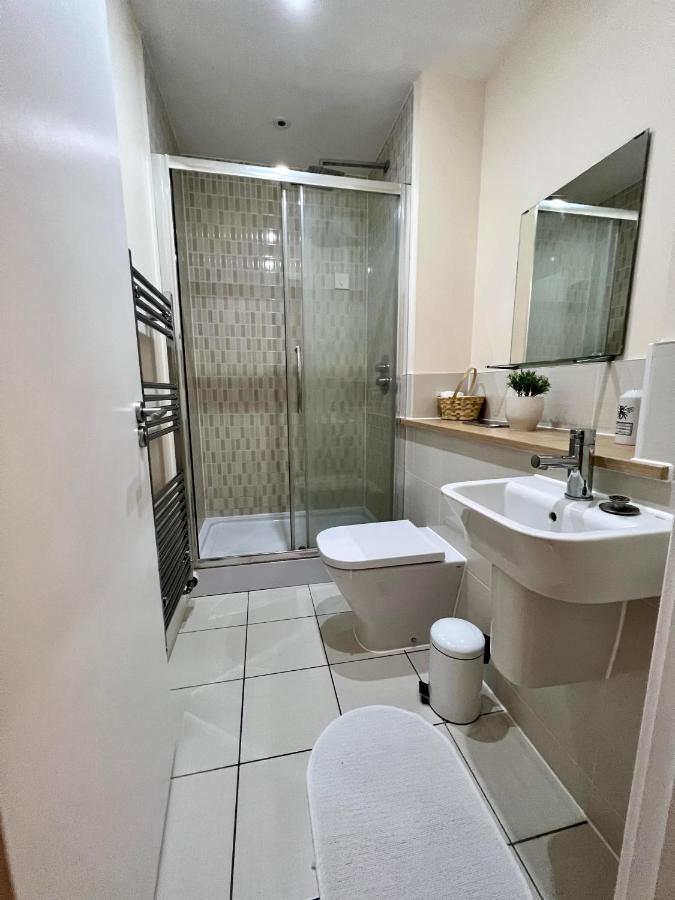 Spacious 2-Bedroom House With Free Parking ชาแธม ภายนอก รูปภาพ