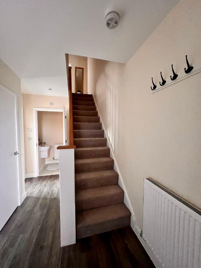 Spacious 2-Bedroom House With Free Parking ชาแธม ภายนอก รูปภาพ