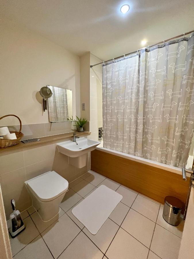 Spacious 2-Bedroom House With Free Parking ชาแธม ภายนอก รูปภาพ