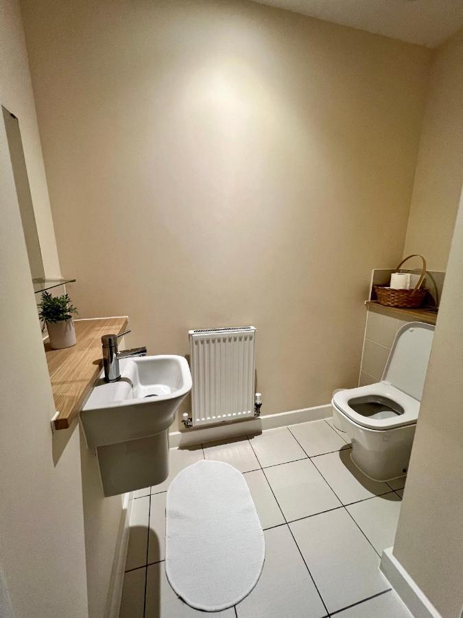 Spacious 2-Bedroom House With Free Parking ชาแธม ภายนอก รูปภาพ